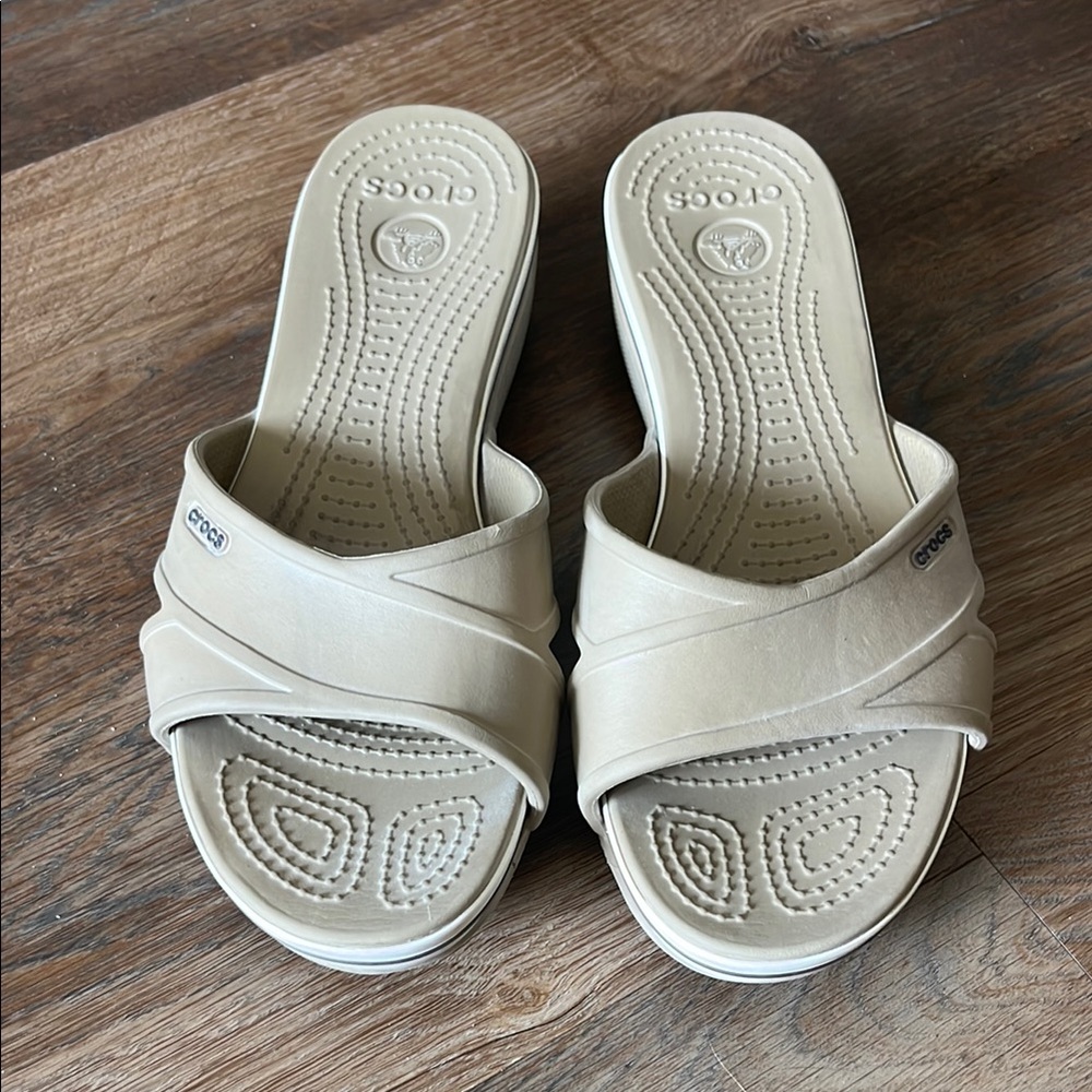 Crocs SZ9 Women's Tan Slide Sandals. Excellent condition.